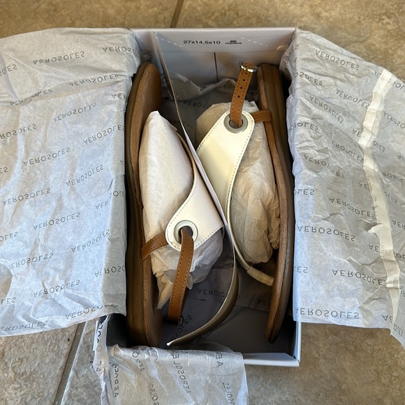 Aerosoles Conclusion Sandal
Size: 8
Color: white
Worn Once - Picture 3 of 4